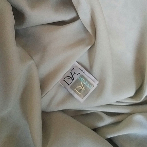 DVF - flowy pure silk Daidy ruffle shoulder knee length dress - Picture 5 of 7